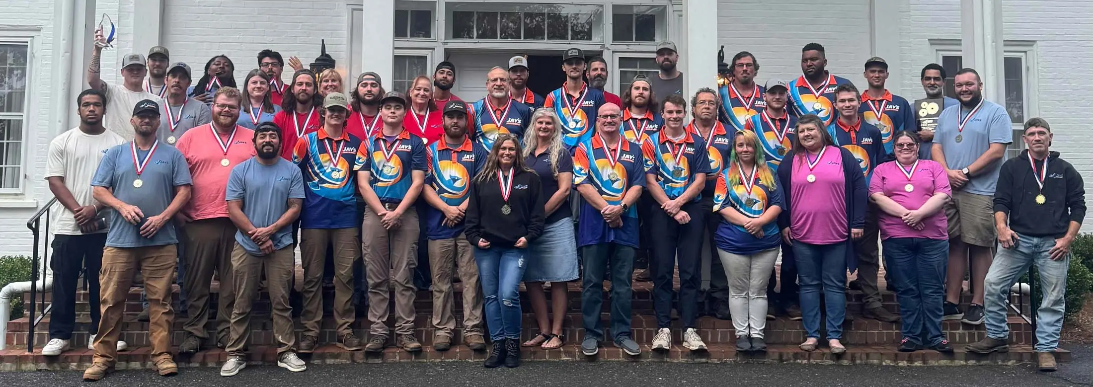 gropu photo with award